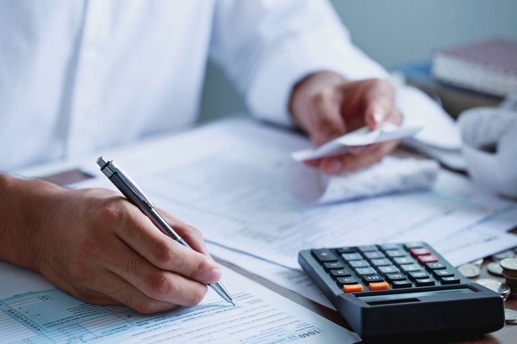 man-hand-filling-us-tax-form